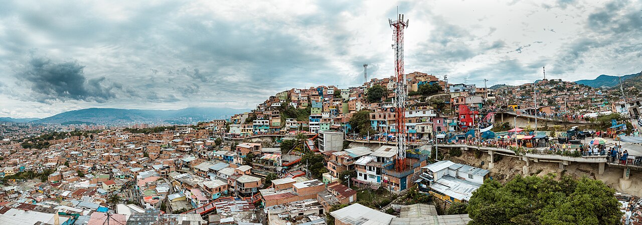 Comuna 13 · Escaleras y paisaje urbano